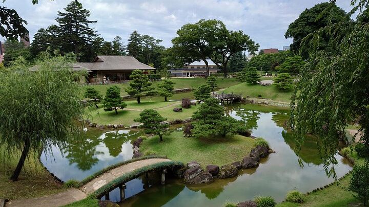 Kanazawa: Small-Group Walking Tour with Tea House and Gardens