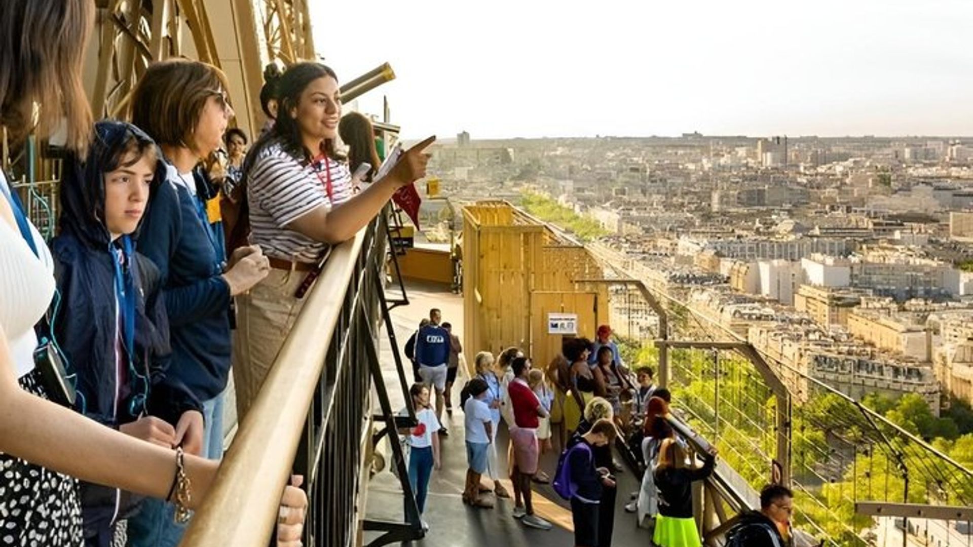 París : Tour privado a la Torre Eiffel en ascensor, cumbre opcional