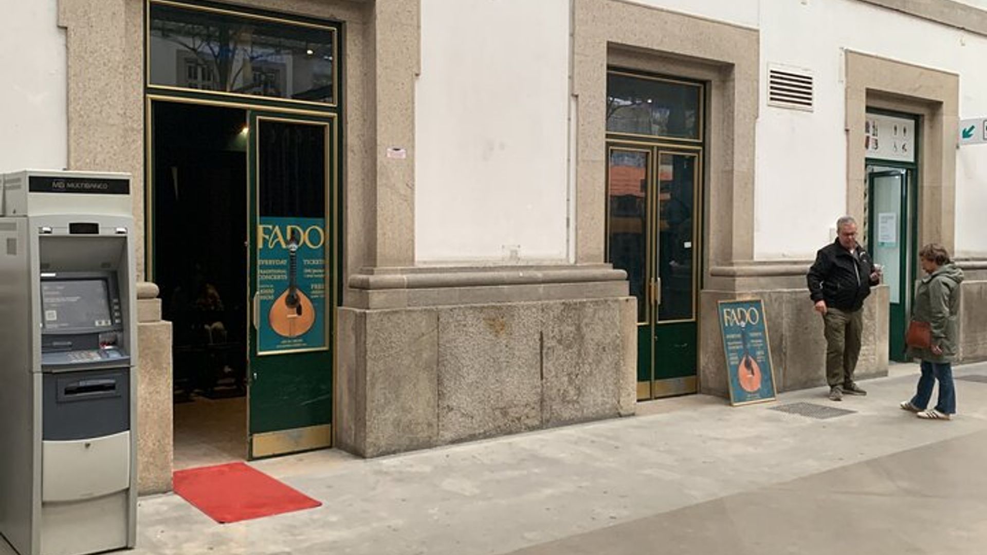 Porto: Spettacolo di Fado e vino di Porto alla Stazione di São Bento