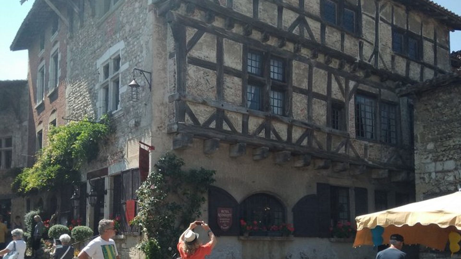 Half Day Private Tour to the Medieval Town of Perouges