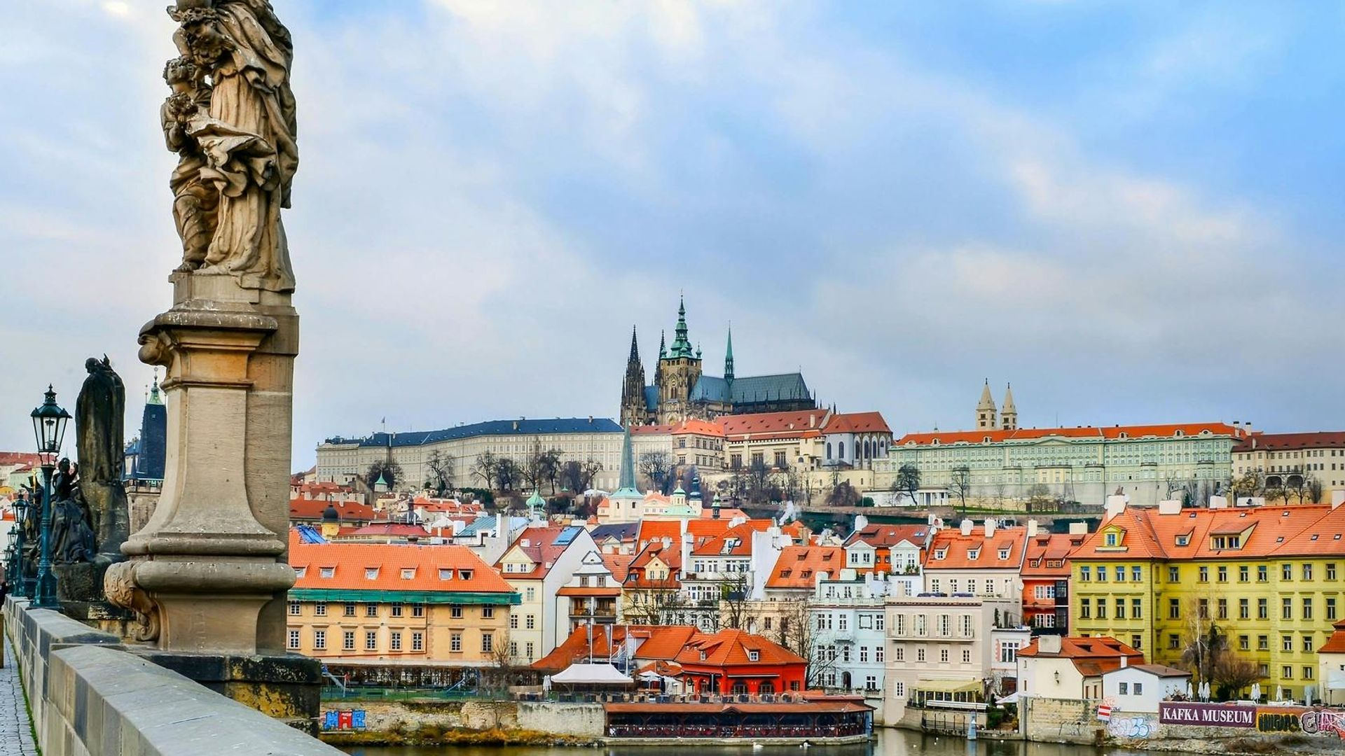 Prague sightseeing bus tour and guided castle walk