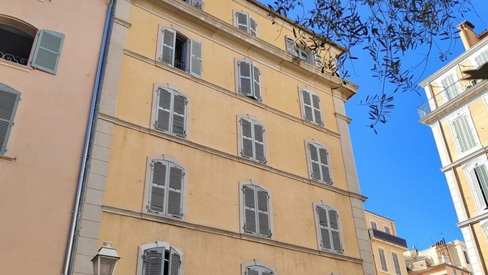 Visite guidée à pied du Vieux Toulon : Secrets et histoires