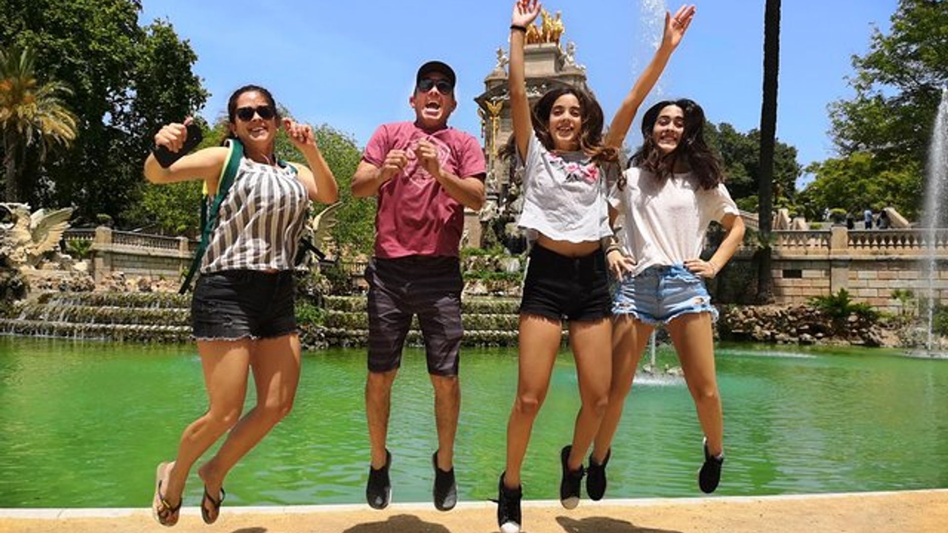 Barcelona: Private Family Tour With Treats and Games