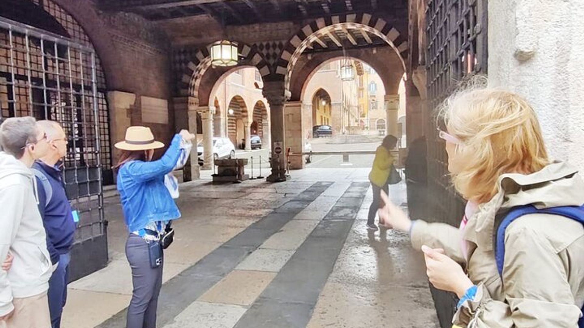 Verona Must-See Sites: Guided Walking City Tour with local Expert