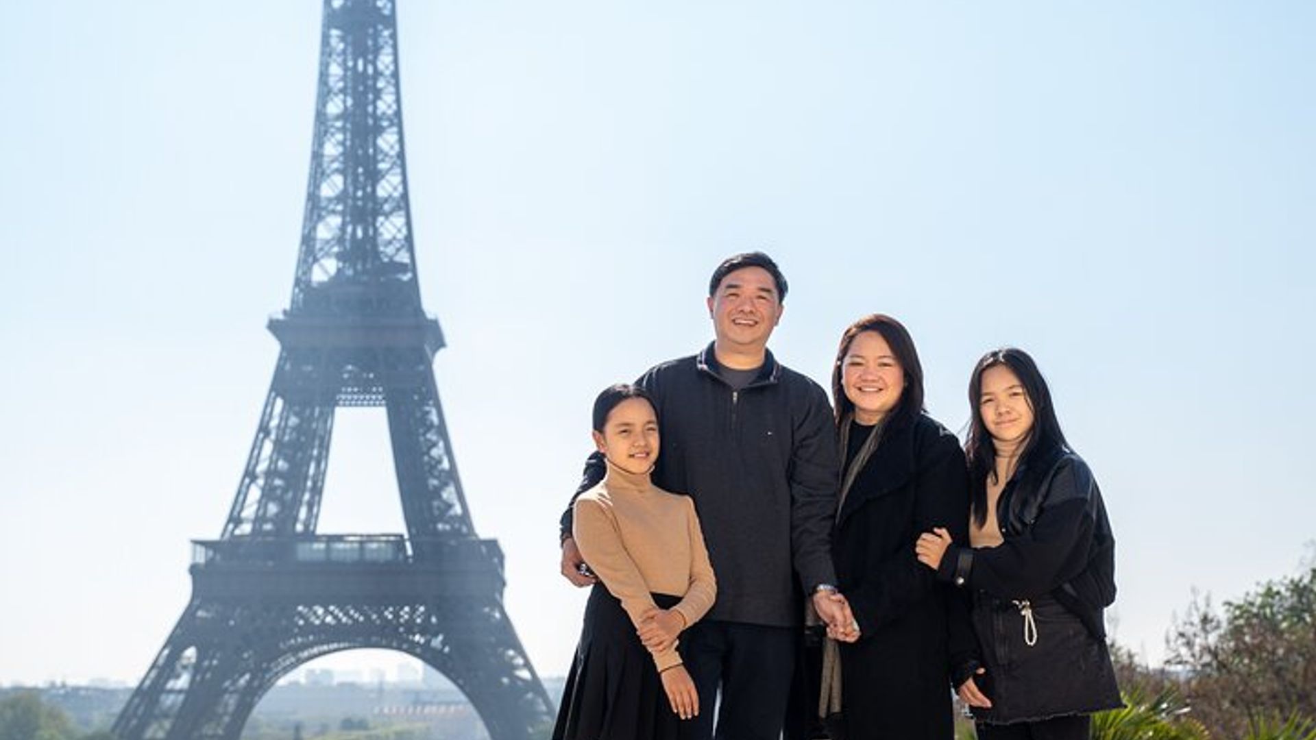 Séance photo à Paris avec photographe devant la tour Eiffel
