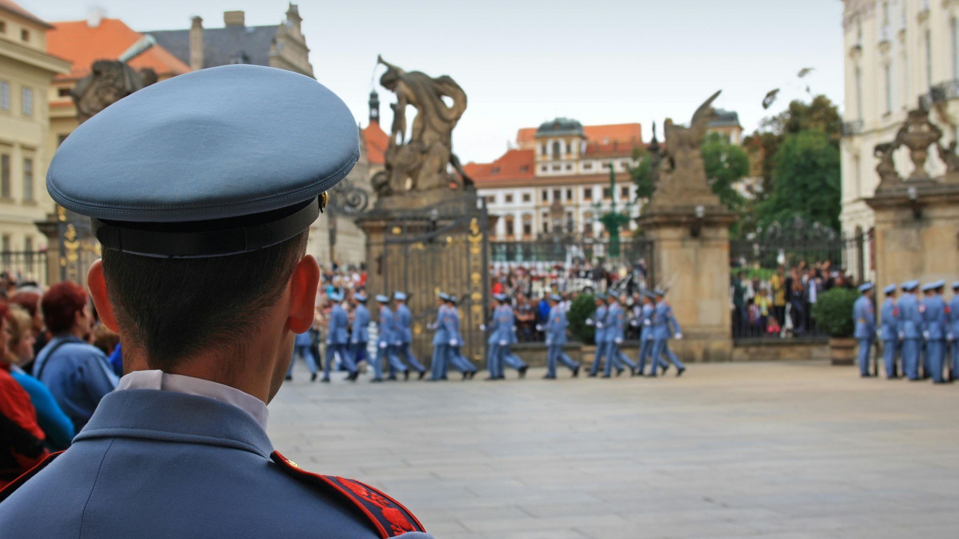 Prague city tour with Castle, Changing of the Guard and AR tour app
