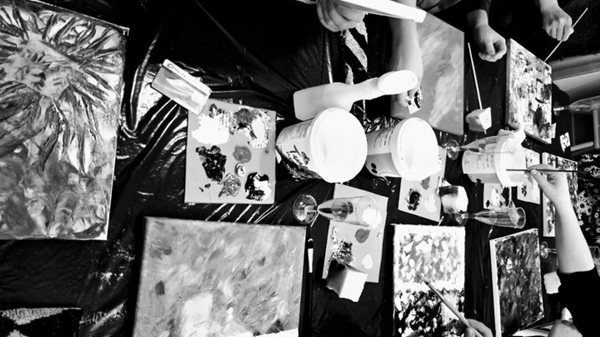 Barcelona: Sip and Paint Night with Drinks and Host