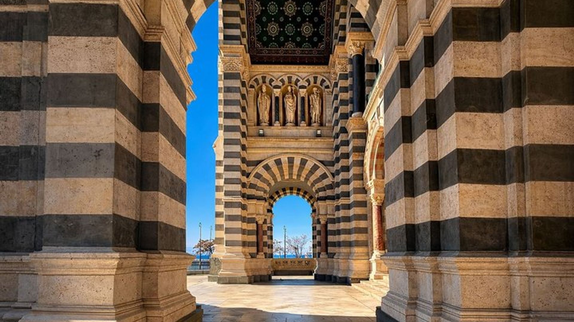 Marseille: Top Sights and Hidden Gems Guided City Walking Tour