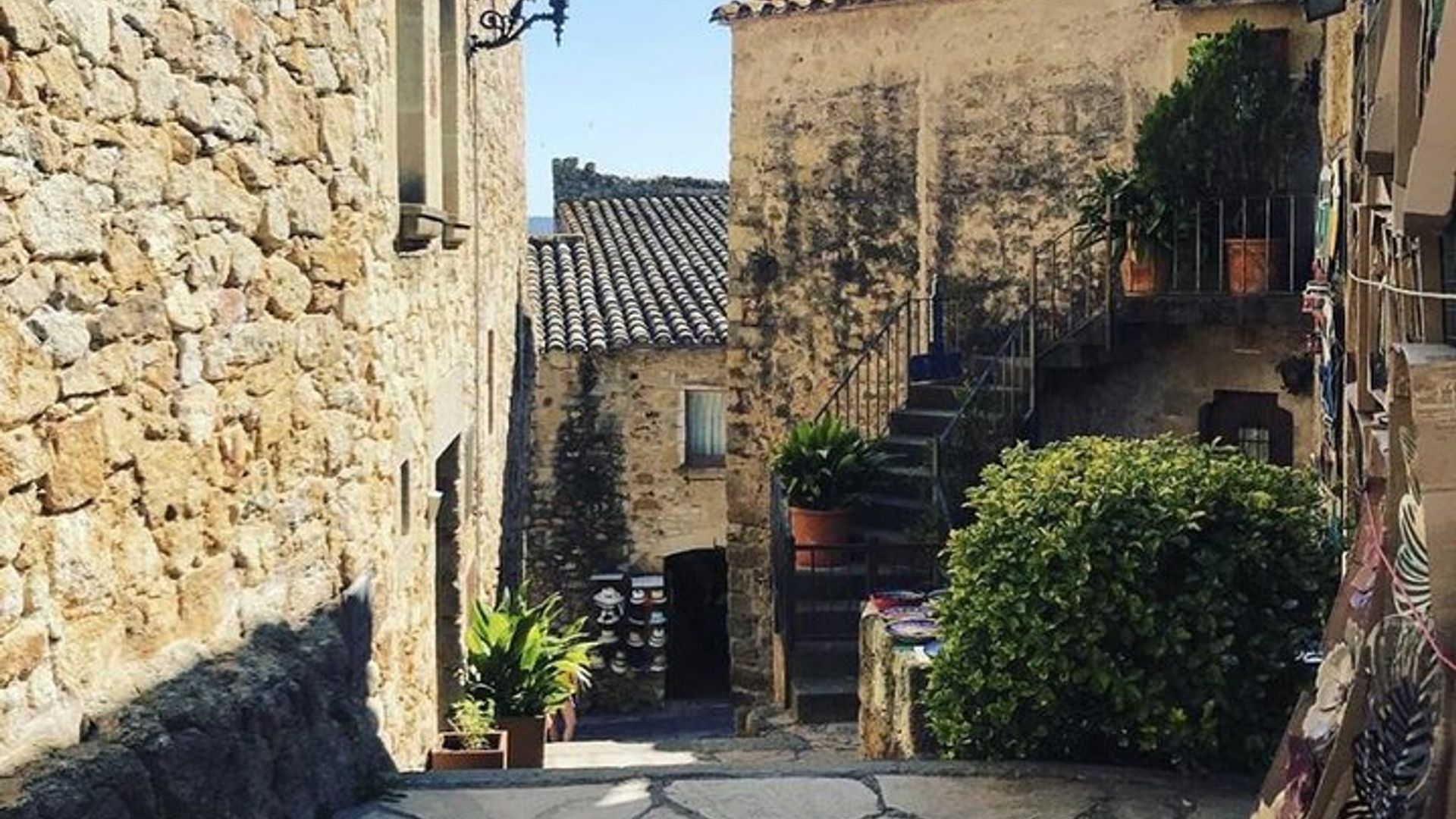 Drei mittelalterliche Juwelen & lokales Mittagessen Private Tour ab Barcelona