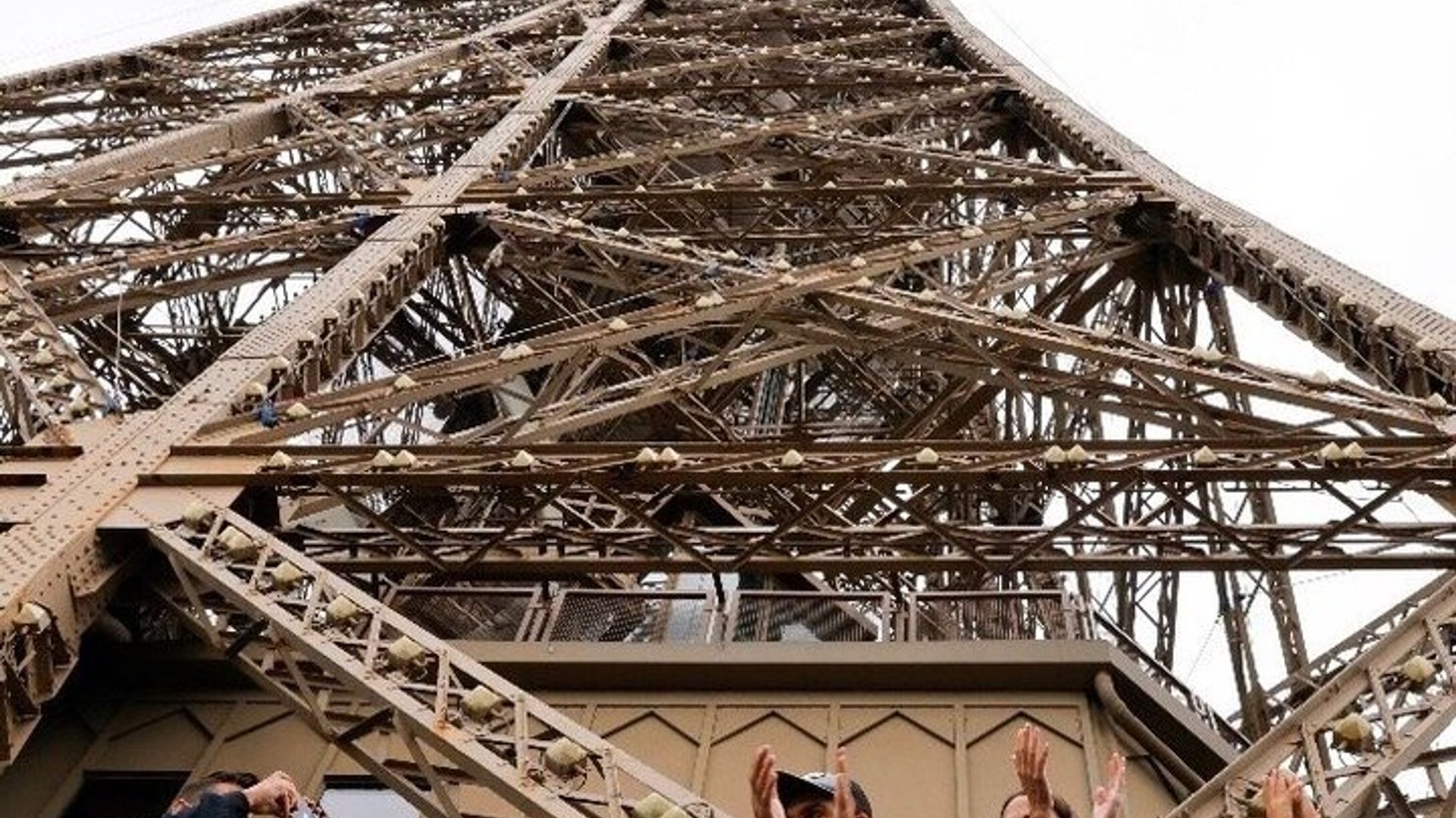 Paris : Visite privée de la Tour Eiffel en ascenseur, sommet facultatif