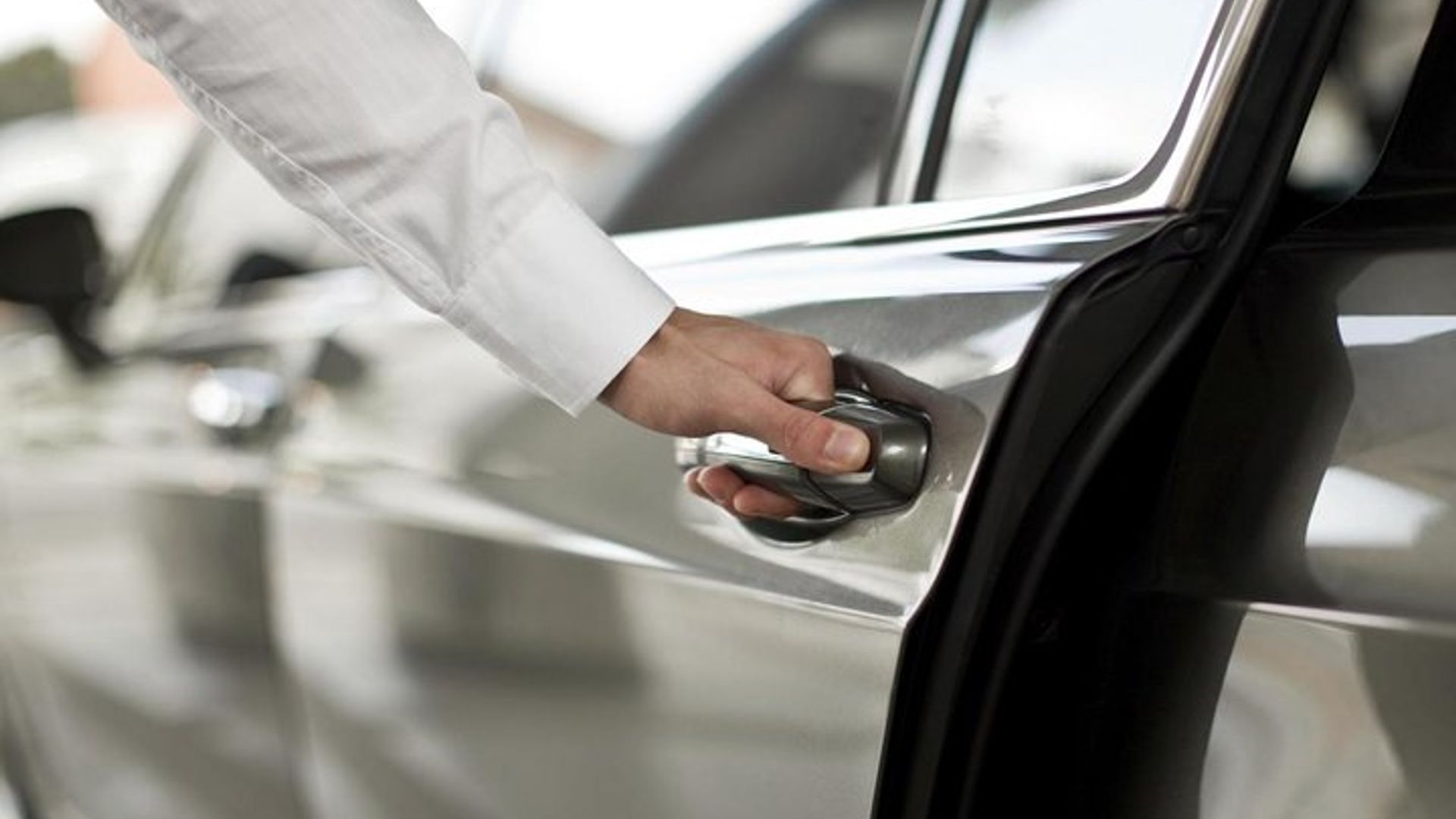 Half day luxury car with driver at disposal in Vienna