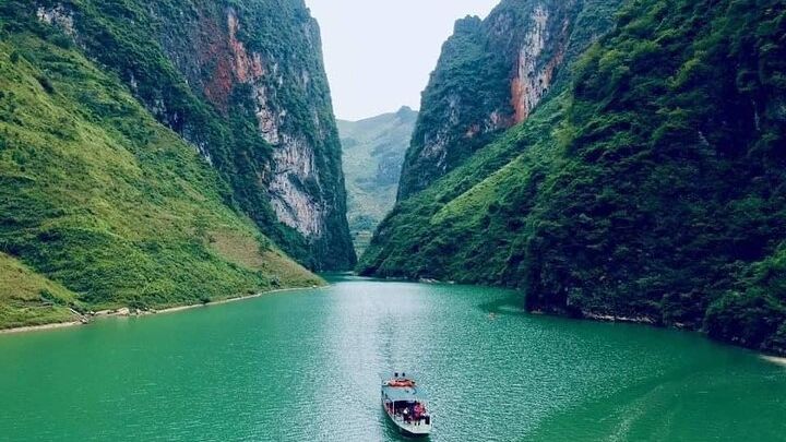 High Quality Small Group Ha Giang Loop Car Tour 2 Days 2 Nights