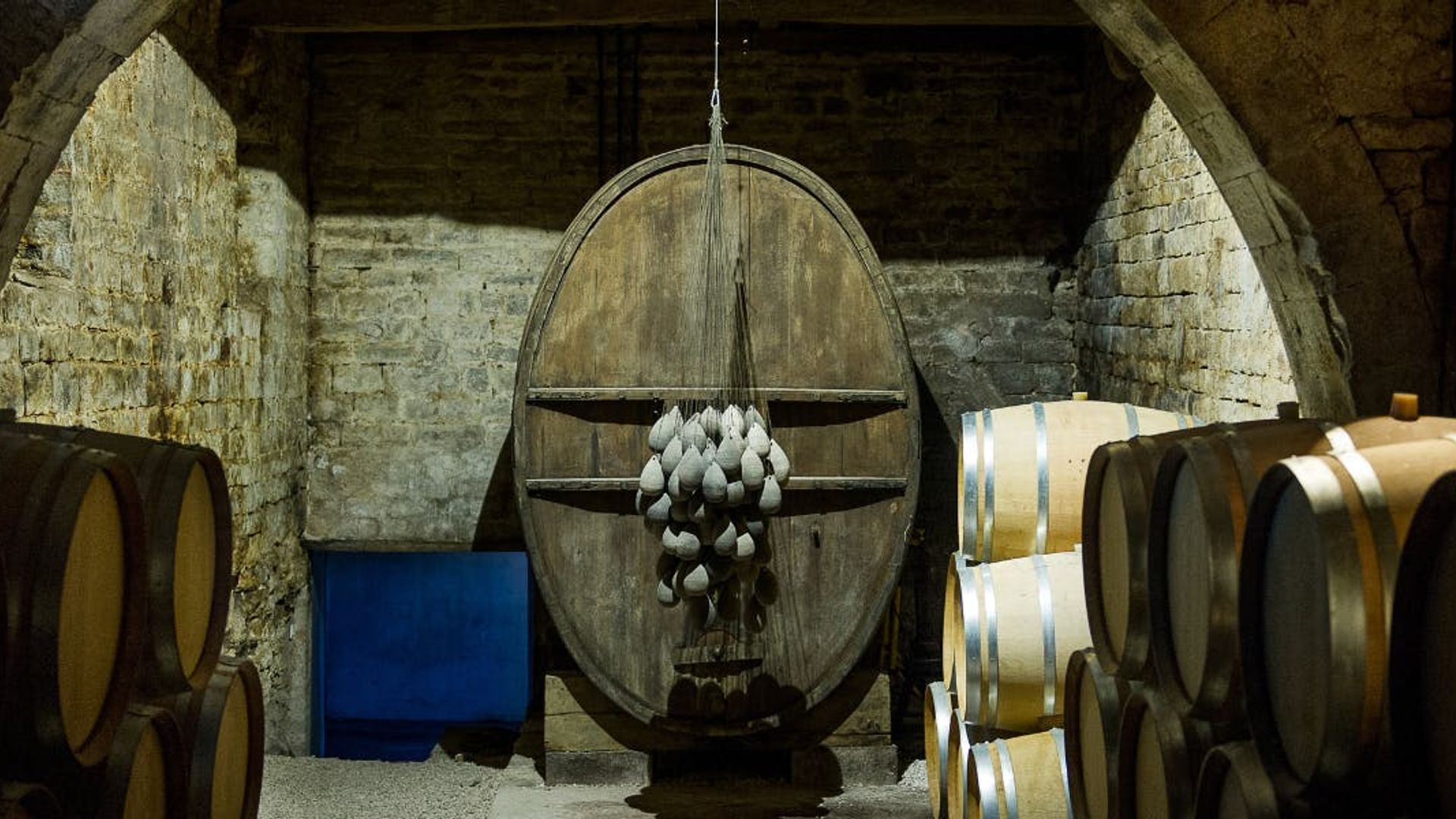 Guided tour of the cellars of Château Peyrassol in French