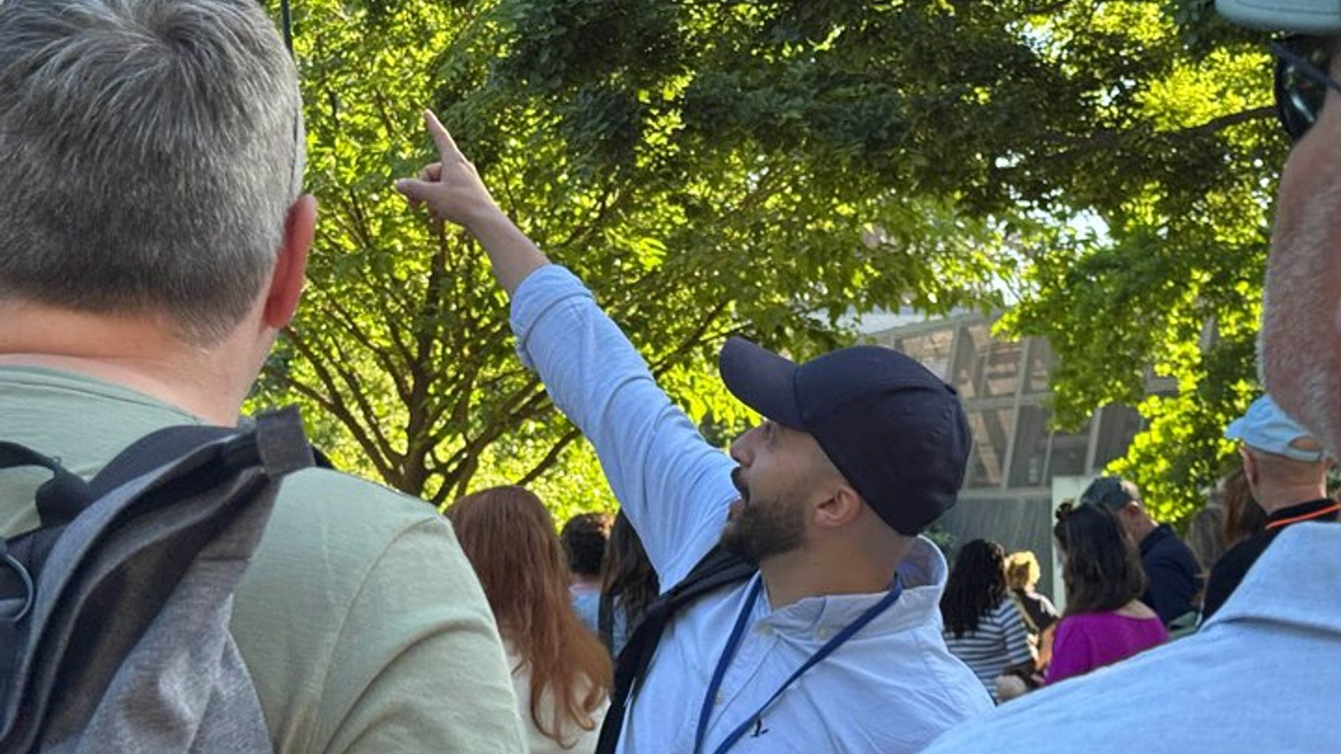 Parigi: Tour Guidato della Torre Eiffel a Piedi con Summit Opzionale