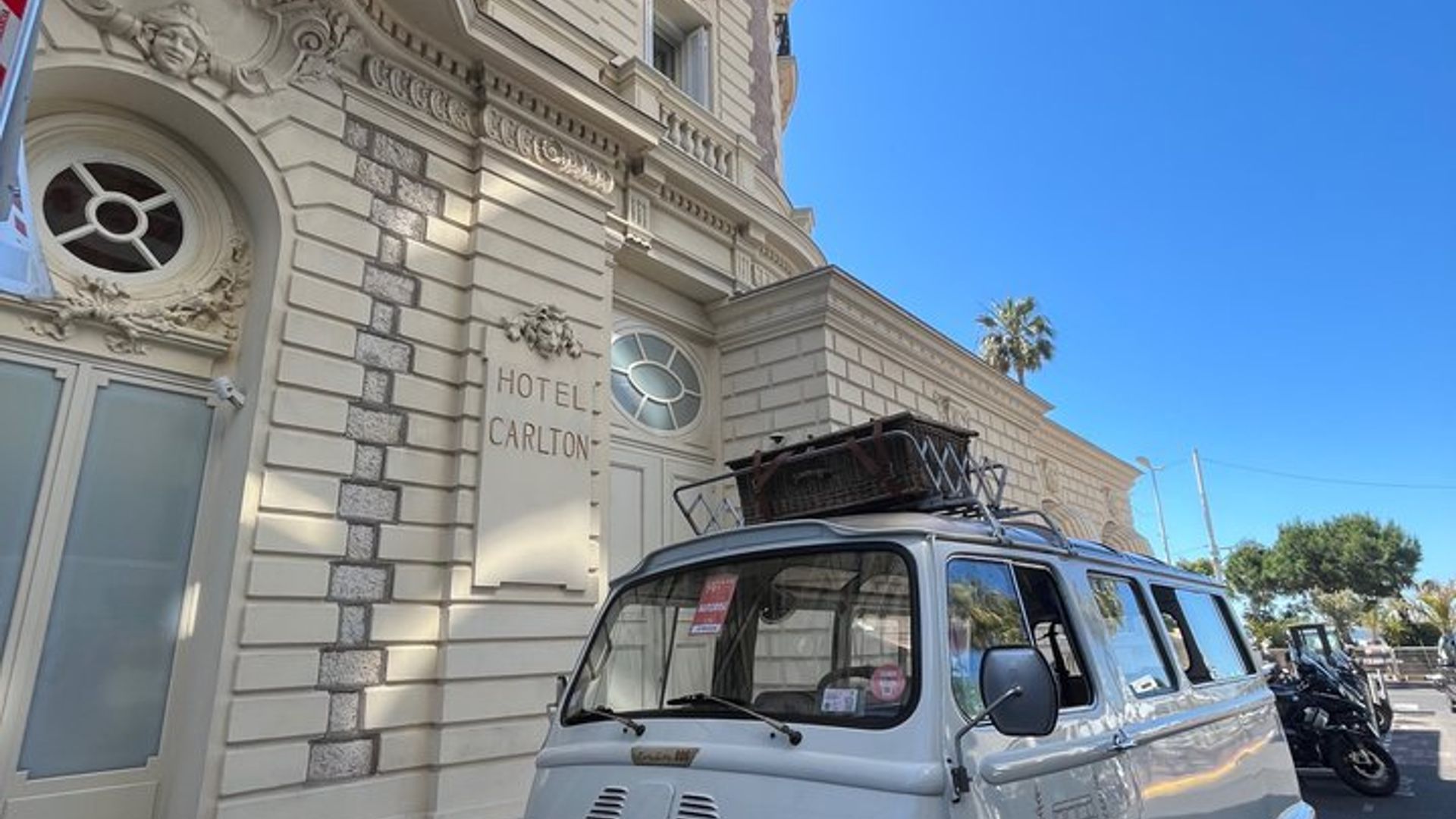 Cannes : Visita guiada en autobús antiguo para grupos pequeños