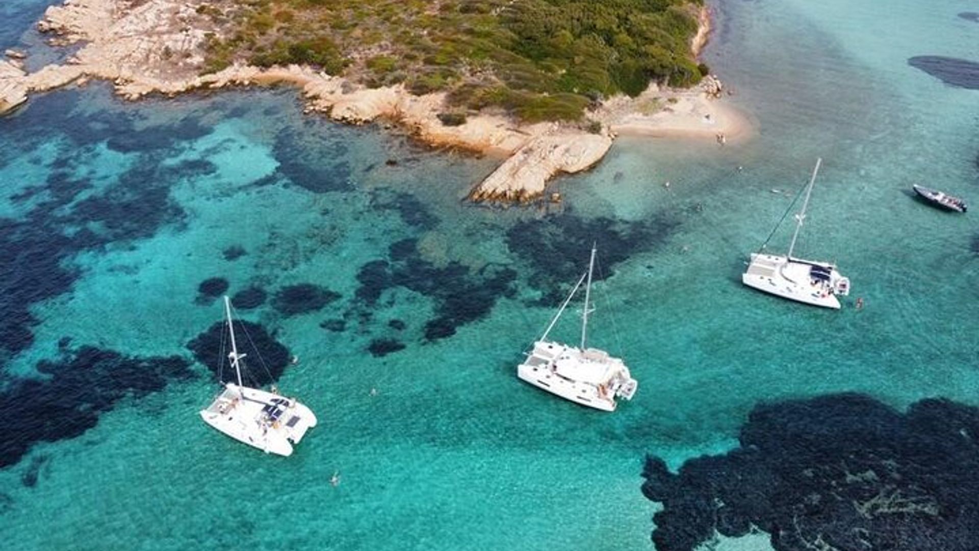 Un tour in barca di un'intera giornata alle isole Maddalena, in piccoli gruppi, con pranzo.