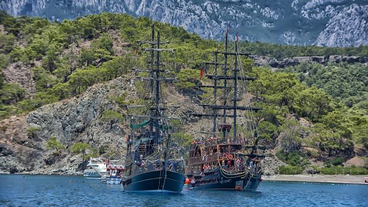 Side Full-Day Boat Tour with Lunch and Hotel Transfer