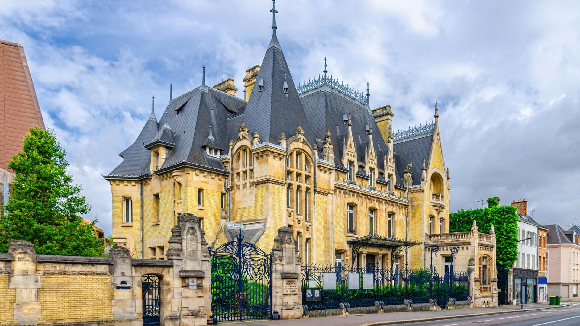 Amiens audio walking tour with monuments and canals