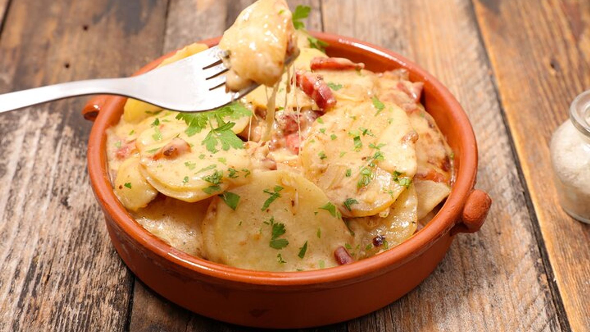 Private French Food Tasting and Paris Old Town Walking Tour