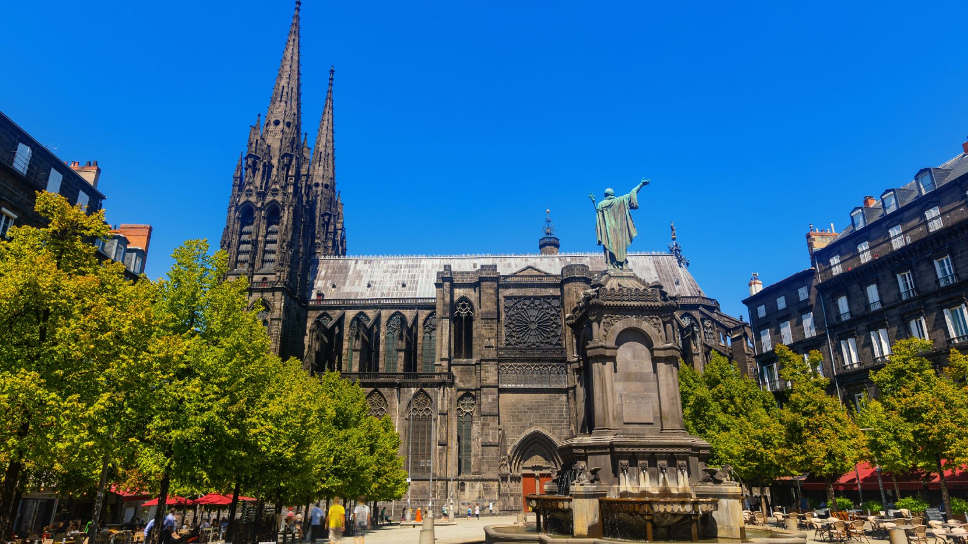 Clermont-Ferrand: Audio Guided Walking Tour (2:10 - 21 audio comments)