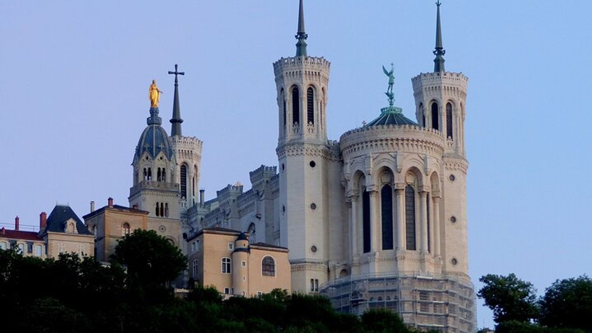 Private Transfer From Toulon To Lyon With a 2 Hour Stop