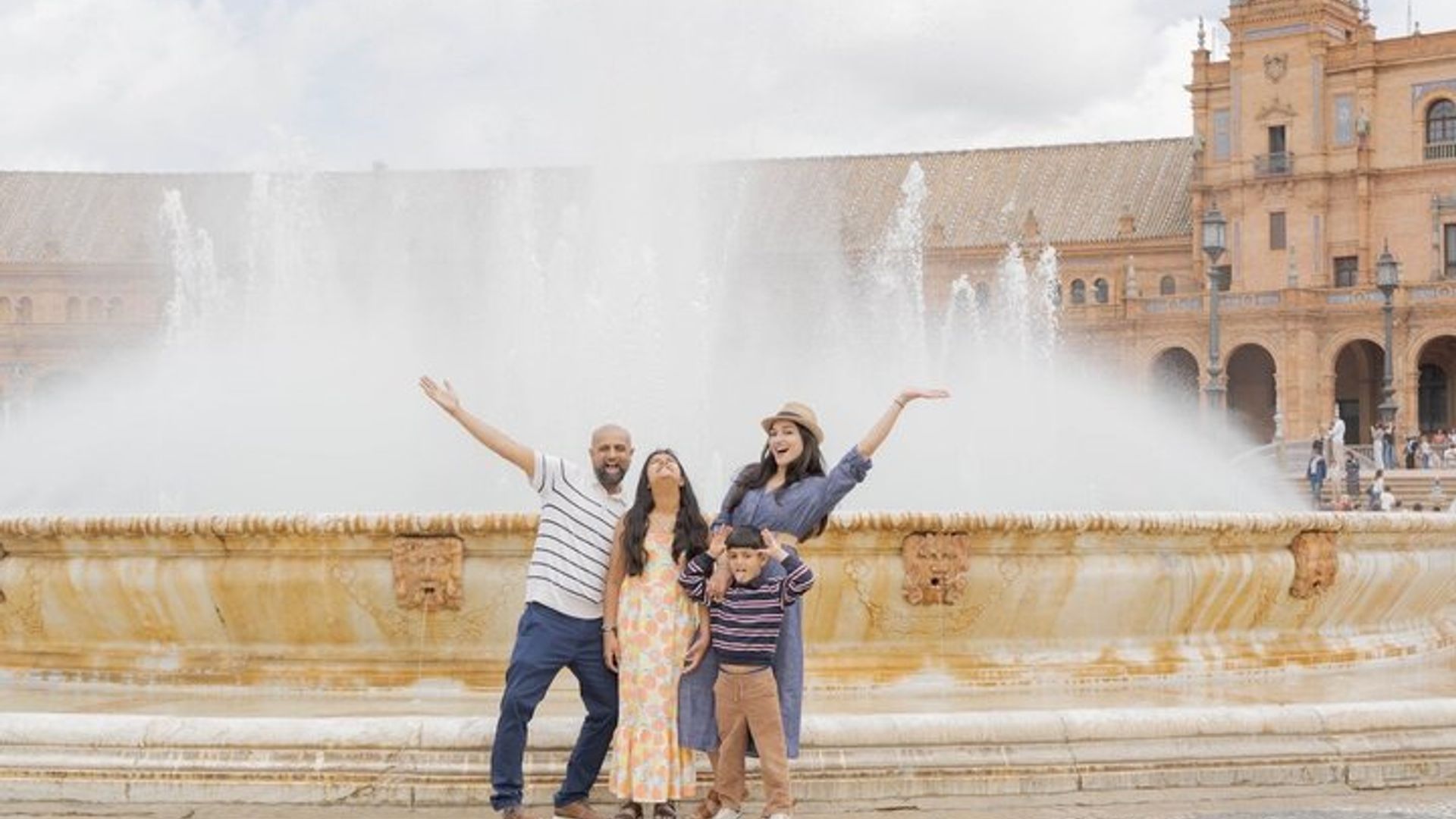 Seville: Plaza de España Private Photoshoot Experience