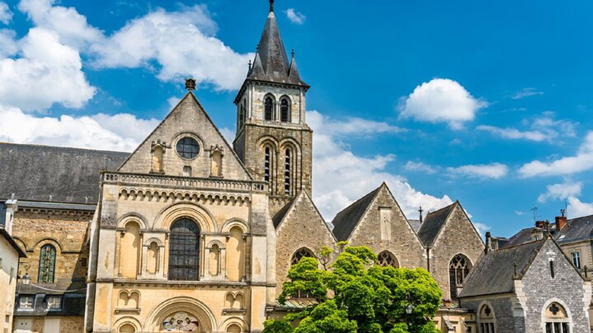 Laval: 1h15 audio guided walking tour and 17 audio commentaries