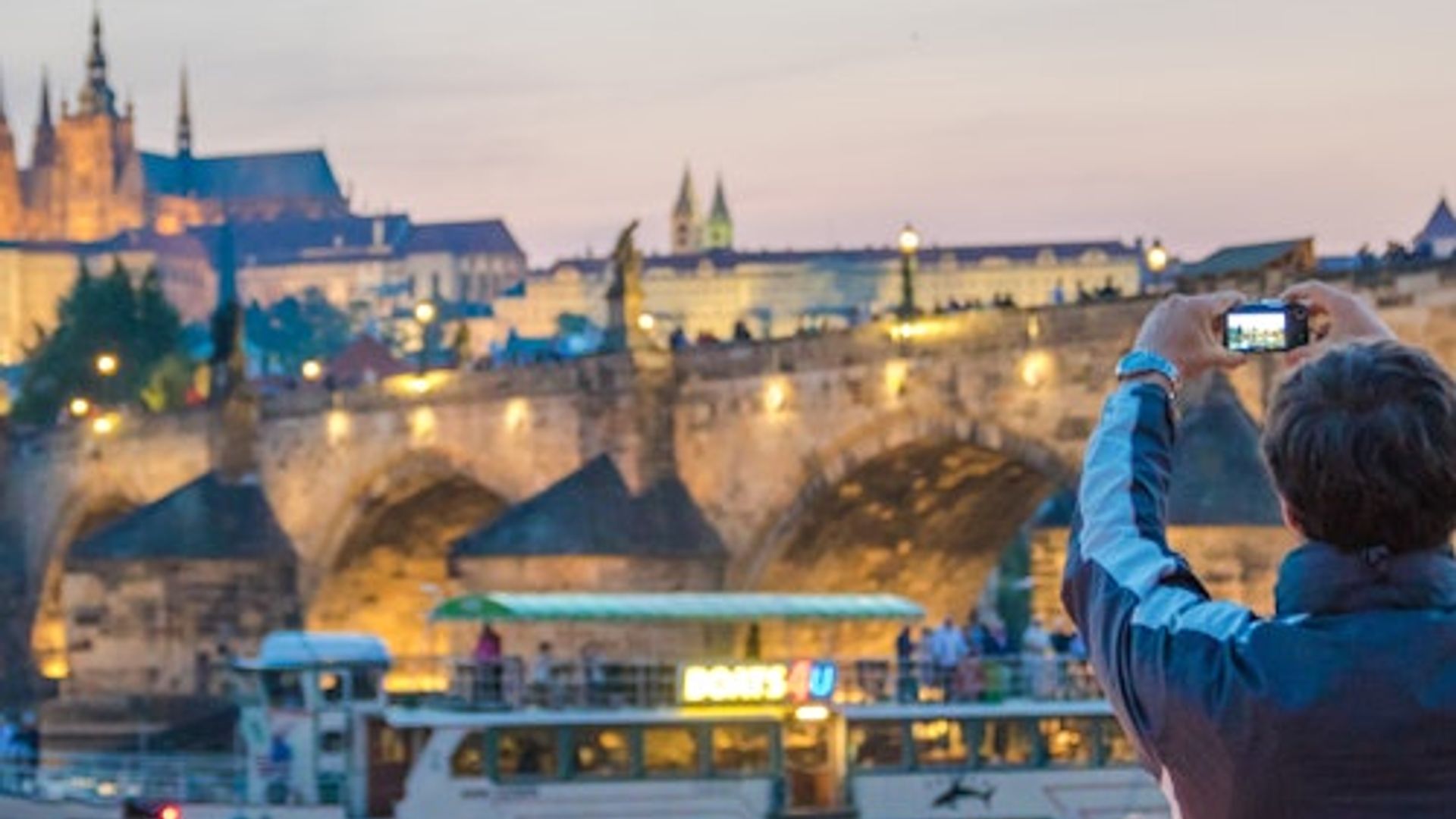 Prague: Sightseeing Boat Cruise with Buffet Dinner