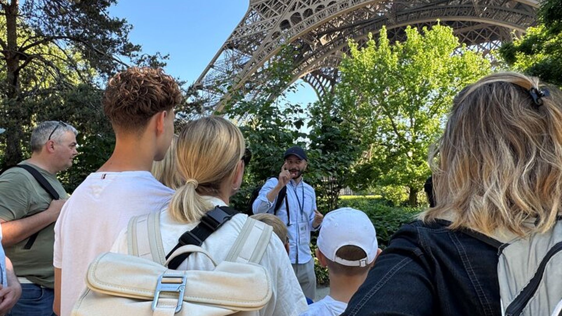 Paris: Visita Guiada à Torre Eiffel pelas Escadas com Cume Opcional