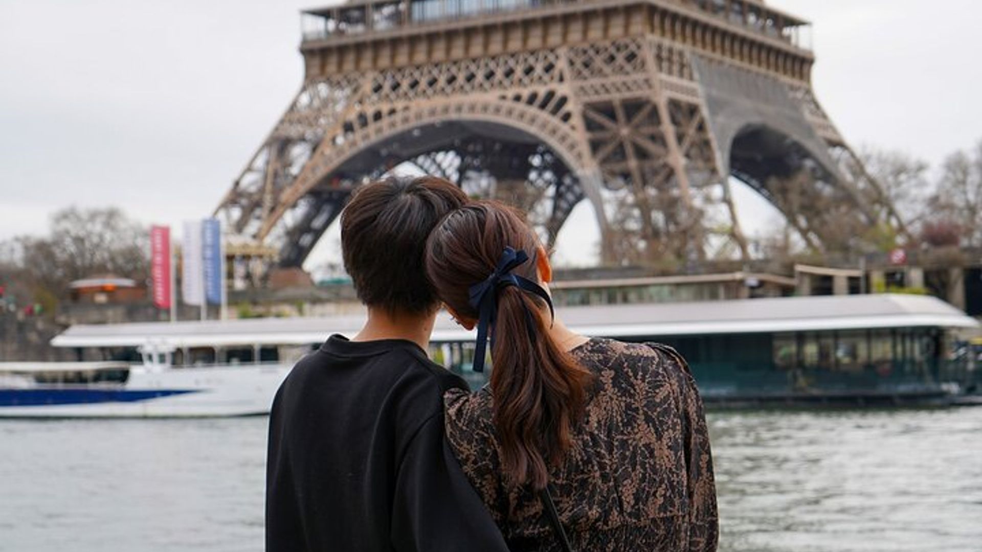 Séance photo à Paris avec photographe devant la tour Eiffel