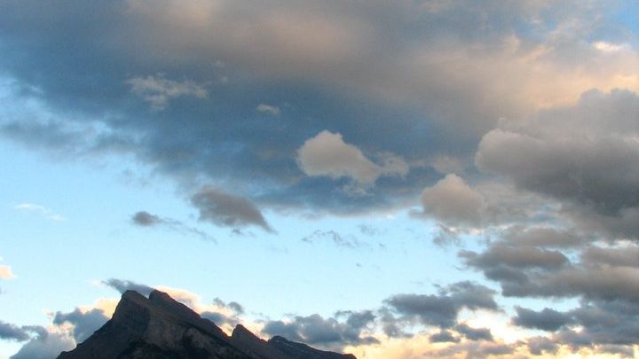 Banff to Moraine Lake and Lake Louise Half-Day Minibus Tour