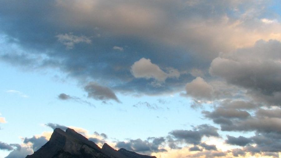 Banff to Moraine Lake and Lake Louise Half-Day Minibus Tour