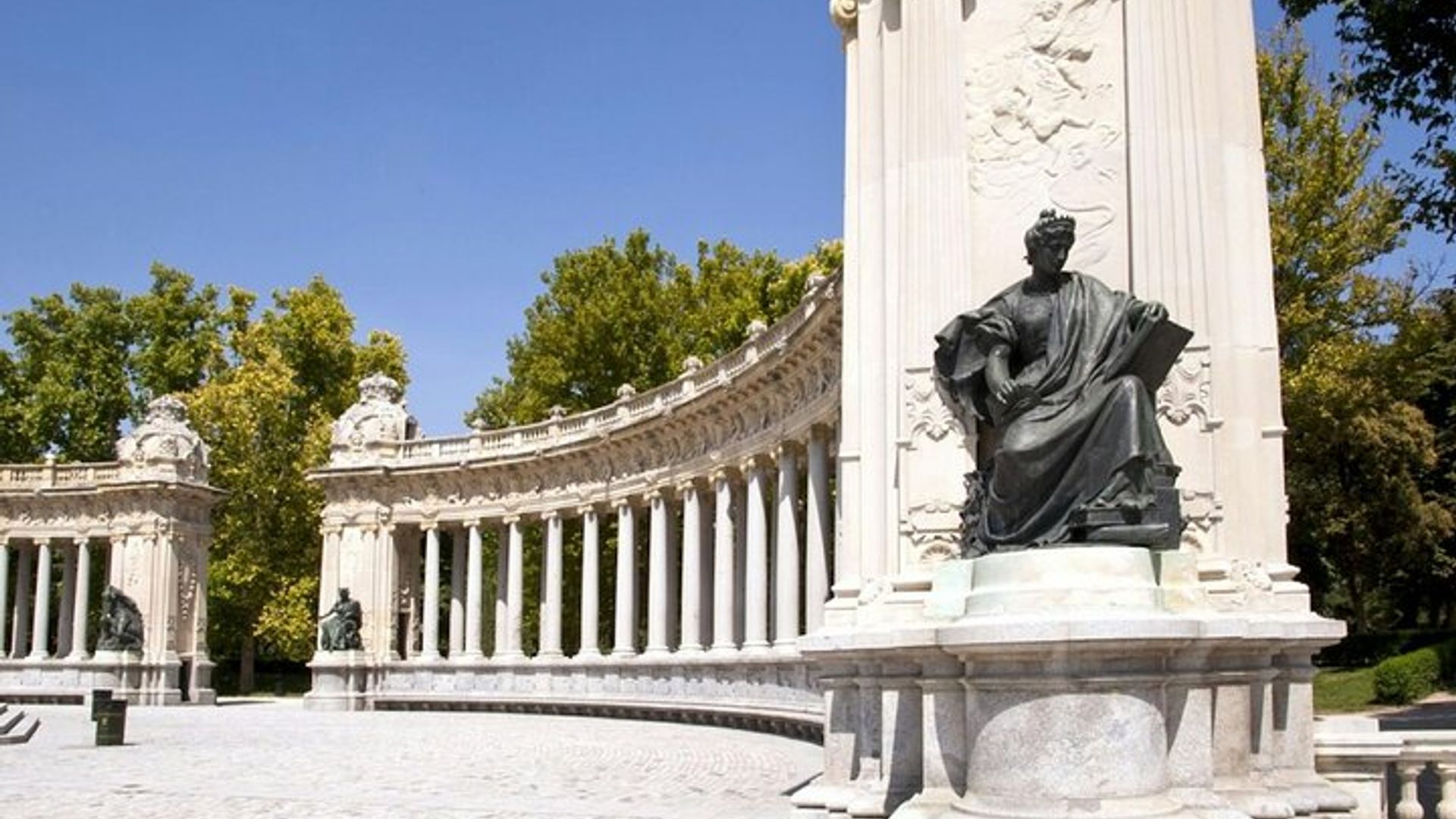 Retiro Park Private Tour with Local Guide