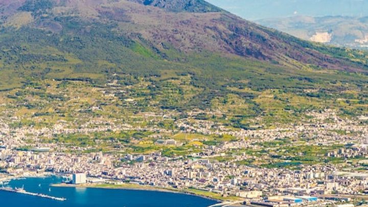 Mount Vesuvius: Fast Track Ticket + Roundtrip from Pompei