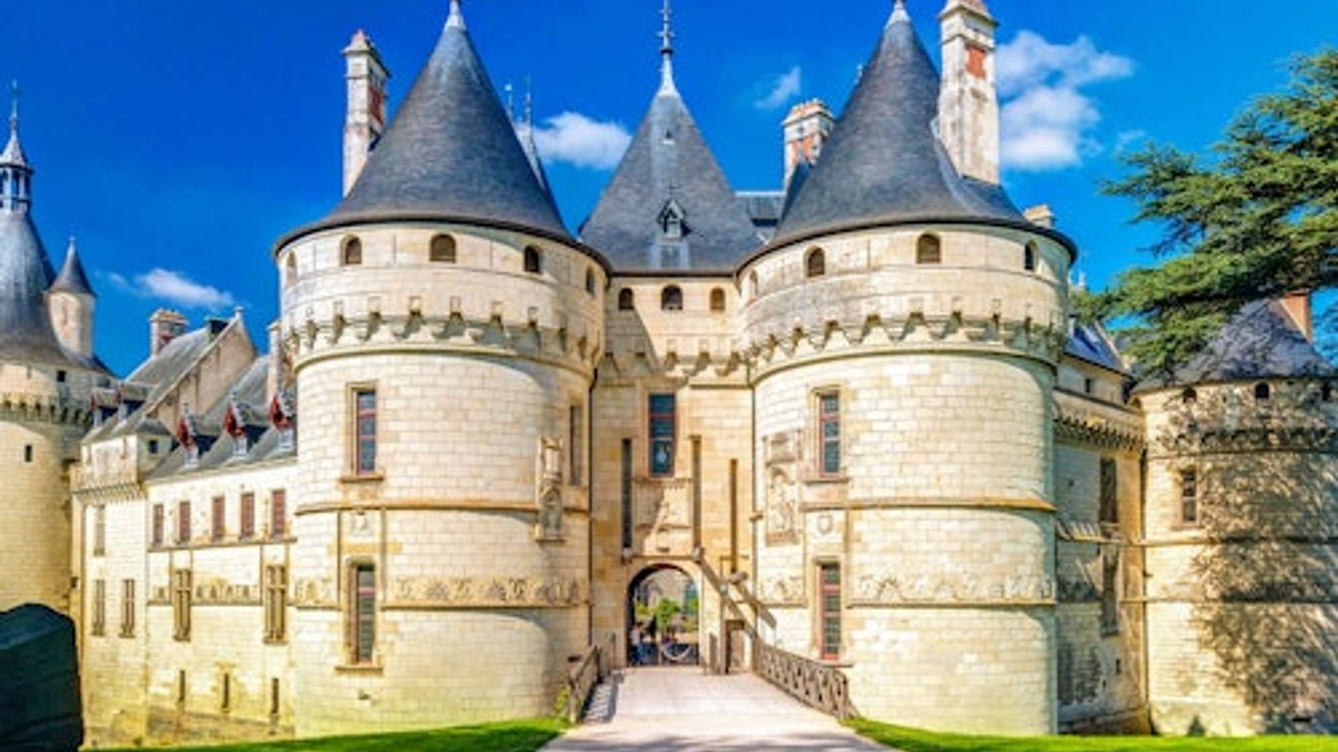 Loire Valley: Castles Audio Guide App by TouringBee