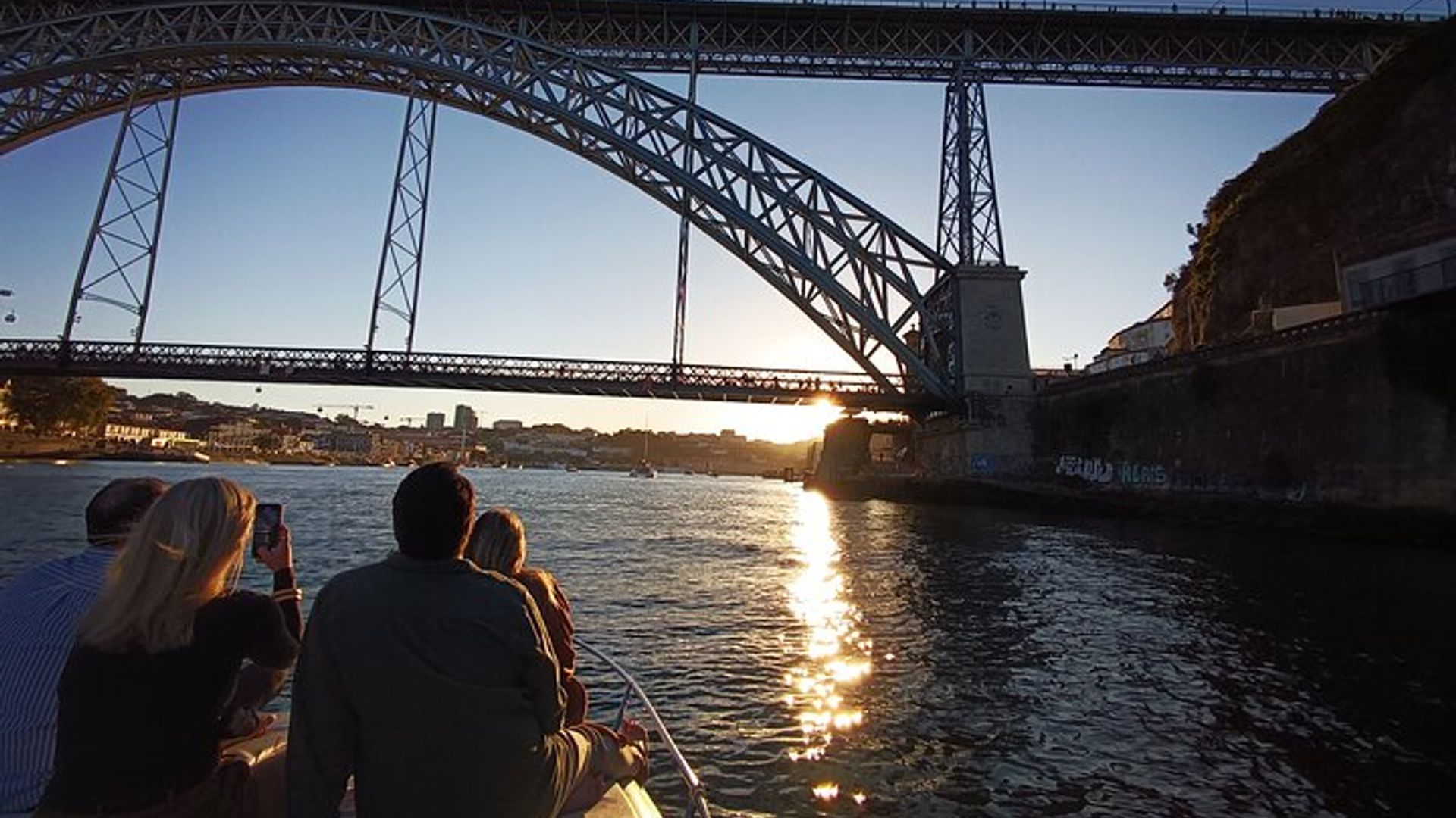 6 Pontes e Passeio de Barco pela Ribeira (1h30m) com Opção de Pôr do Sol