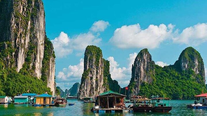 Ha Long Bay: Boat Cruise and Lunch With Private Upgrade