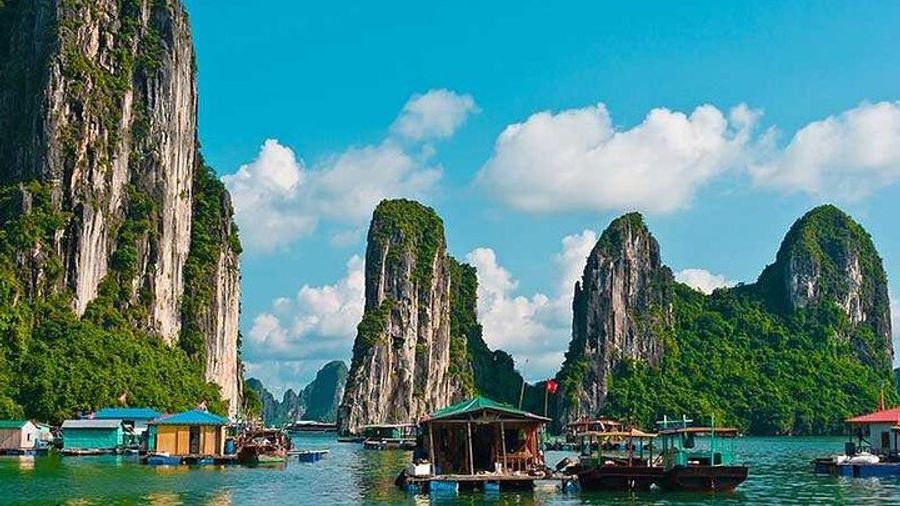 Ha Long Bay: Boat Cruise and Lunch With Private Upgrade