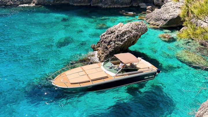 Capri Private Boat Tour With Blue Grotto and Drinks