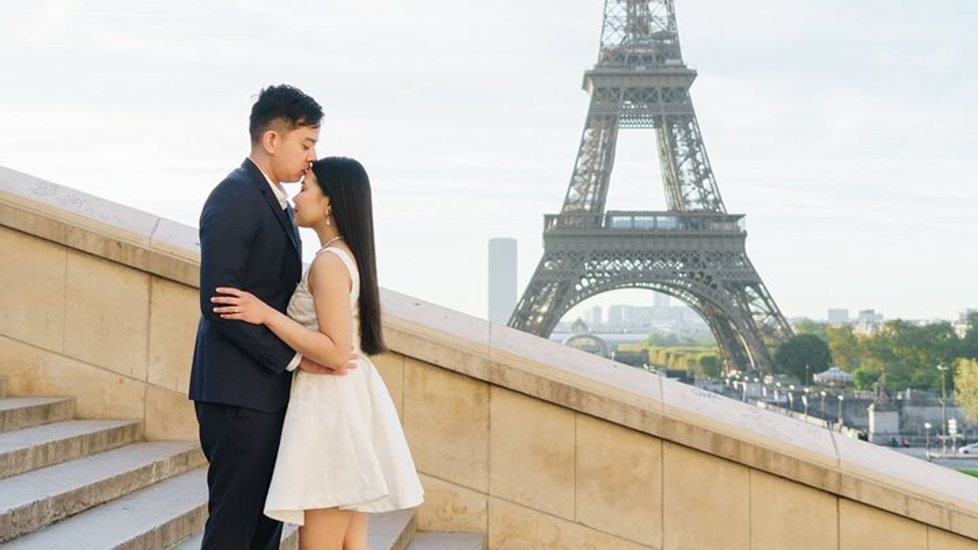 Sesión de fotos en París con fotógrafo delante de la Torre Eiffel