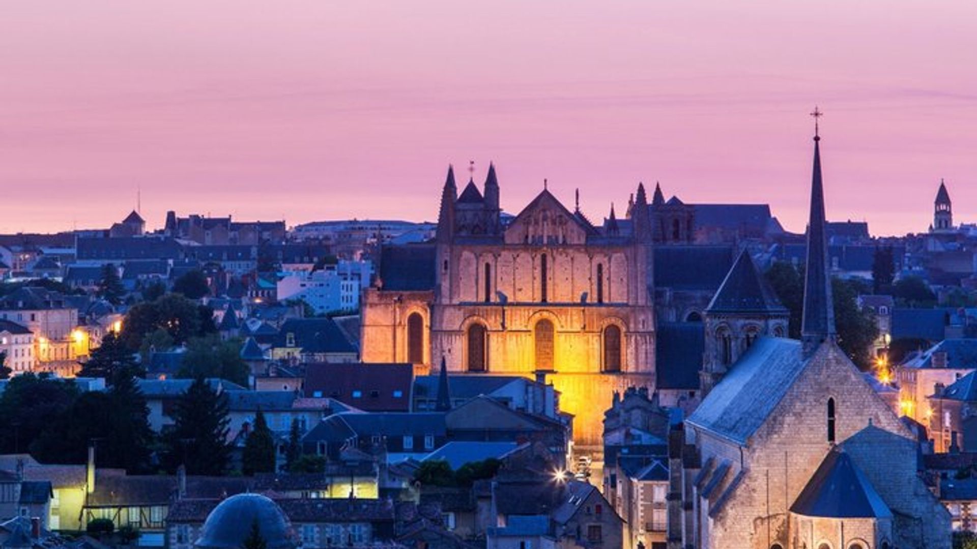 Top Poitiers : Visite guidée privée avec votre mobile