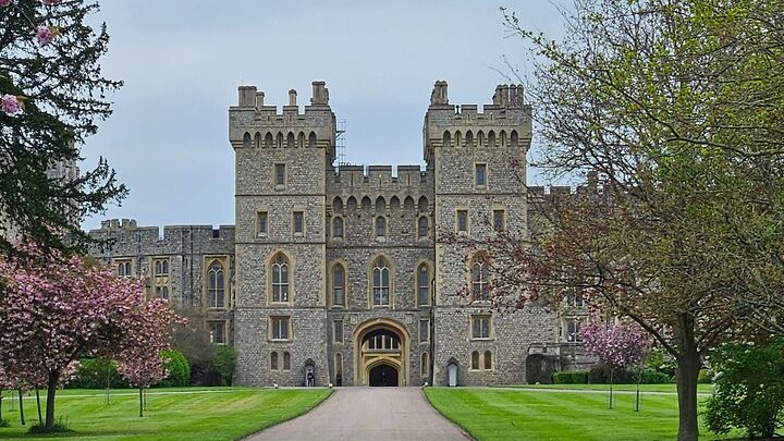 Transfer from Southampton to Heathrow via Stonehenge and Windsor