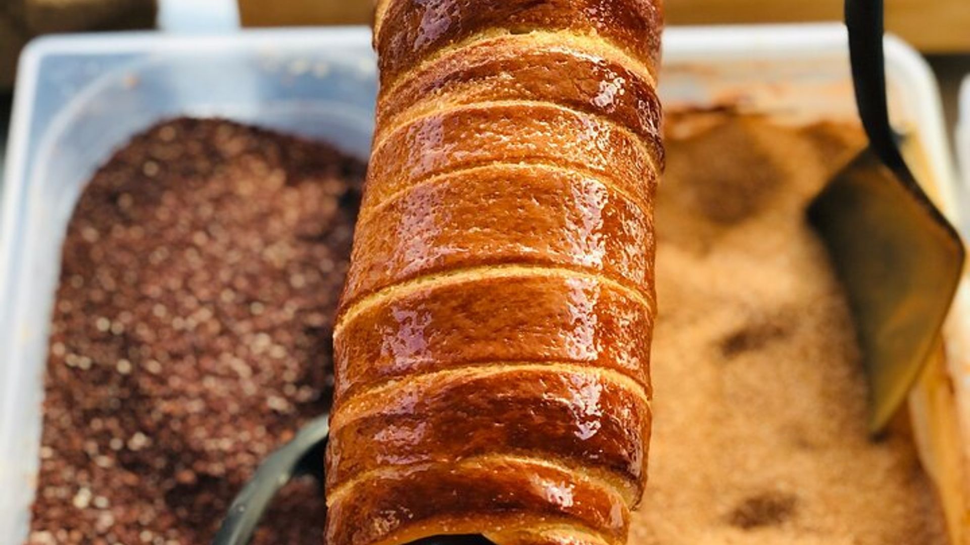 VIP Private Food Prague Tour by car: Food, drinks and boat