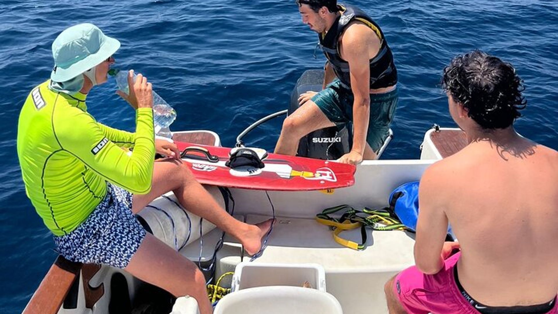 Barcelona Schnellboot mit Wakeboard und Schlauch