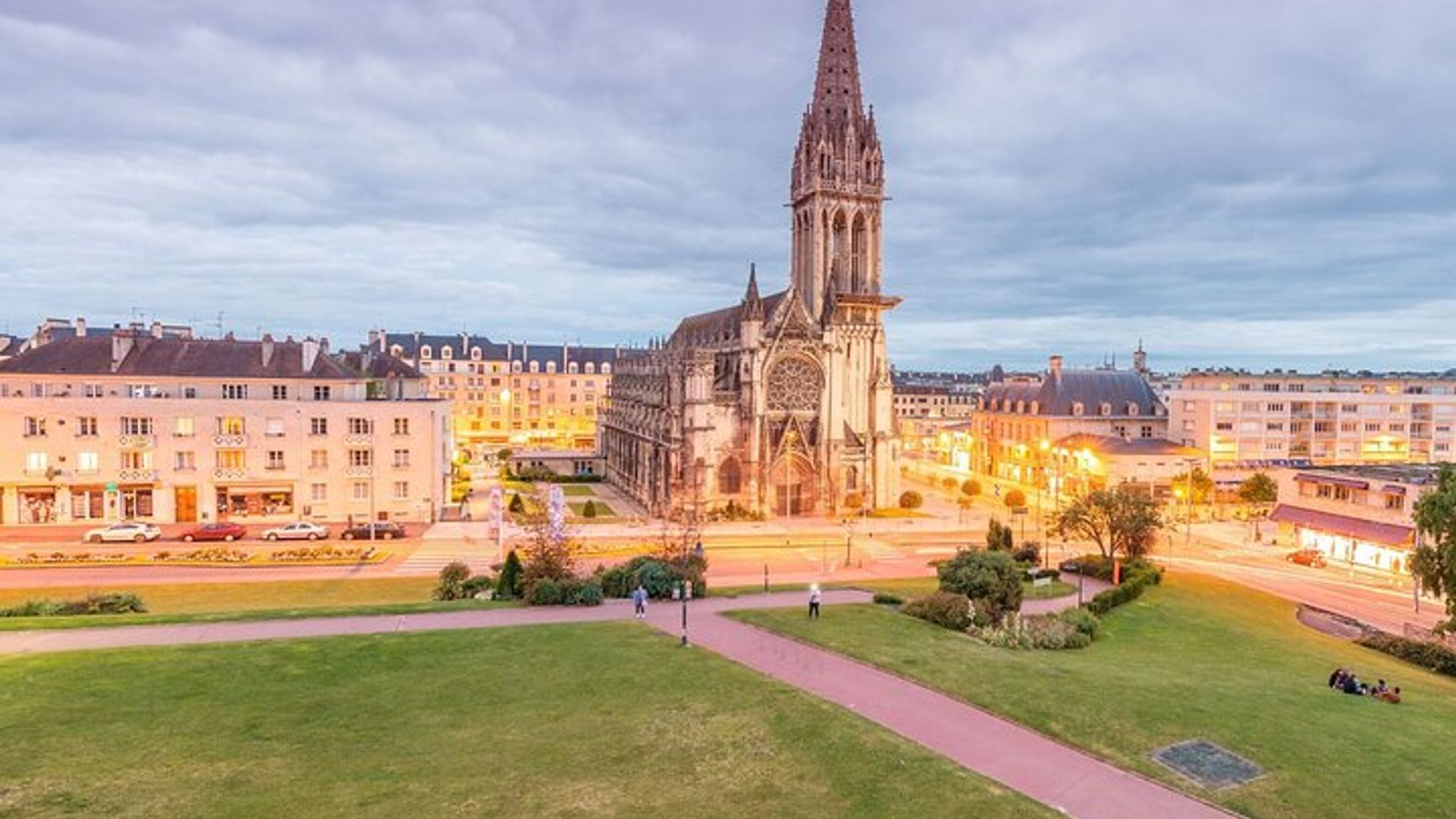 Caen Private Walking Tour with a Local