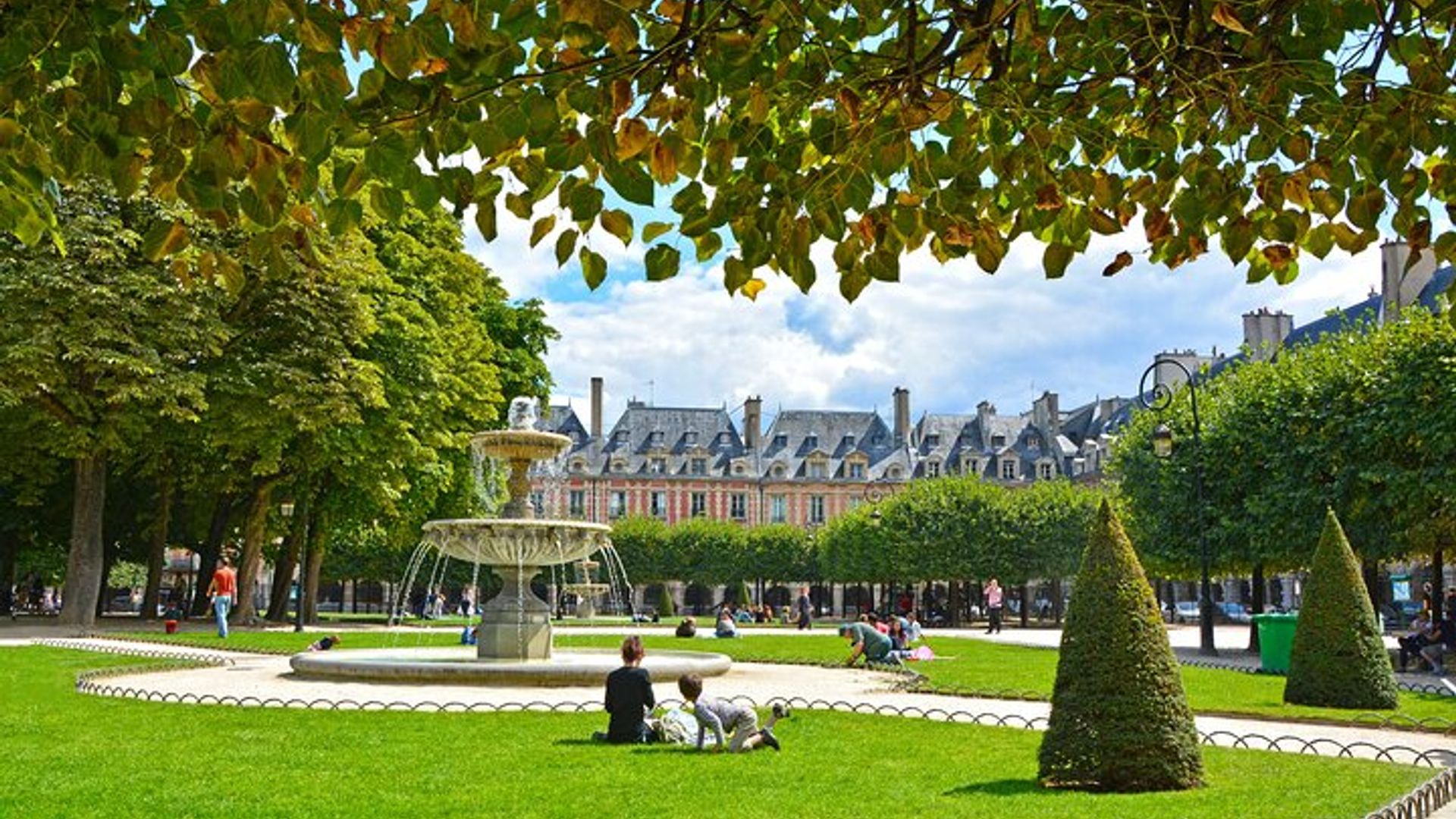 Marais: Make-Your-Own-Picnic Audio Tour and Food Shopping Trip