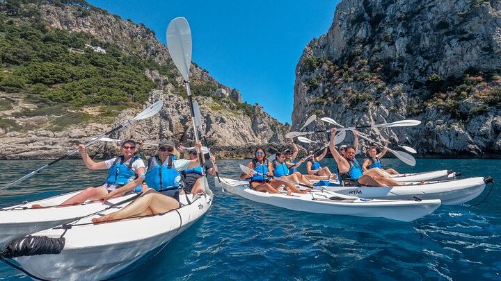Kayak tour in Capri between caves and beaches. Photos included.