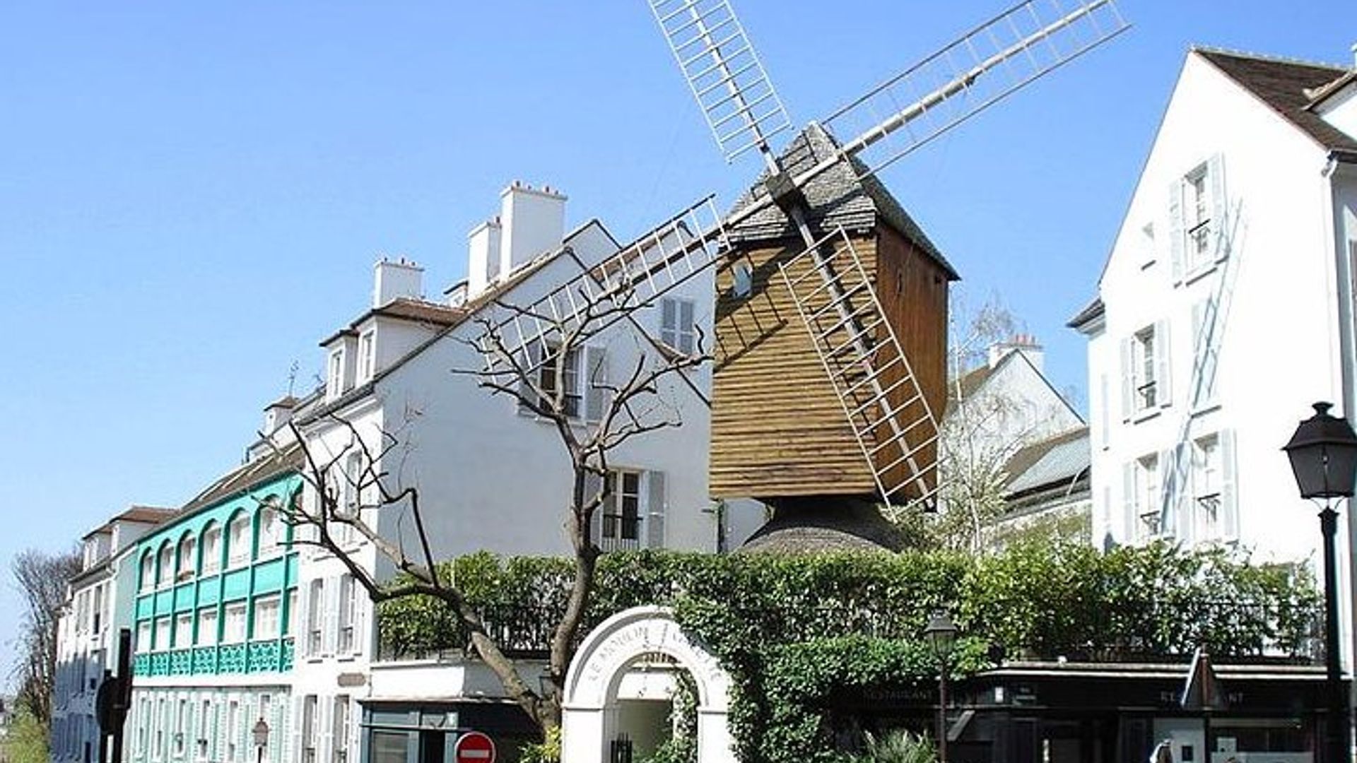 Unusual walking tour of Montmartre and local wine tasting - 2H