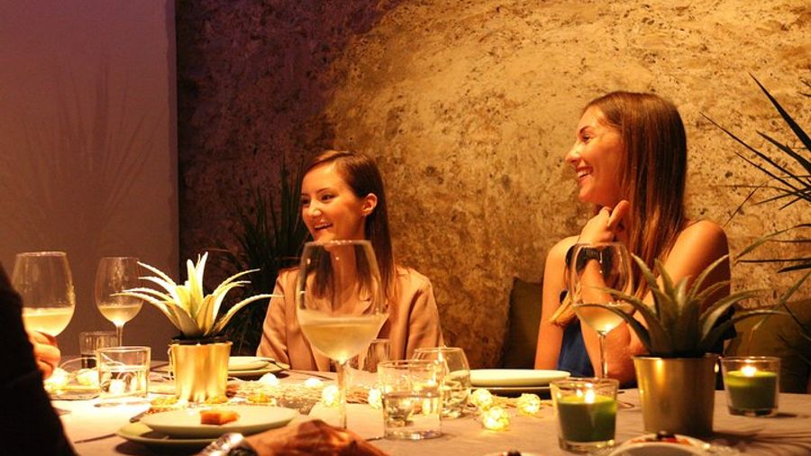Valencia: Old Town Tour With Wine & Tapas in Historic Monument