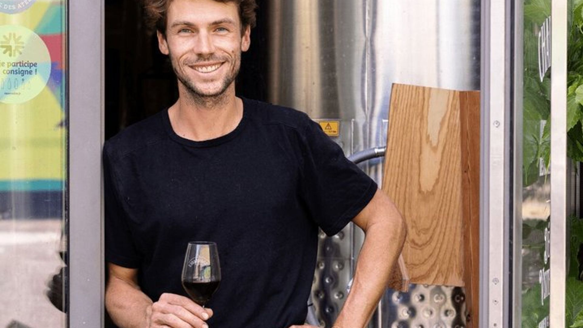 Visita a la bodega e introducción a la cata de vinos.